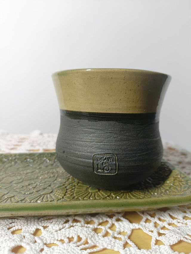 Tasse en grès émail vert avec engobe noir