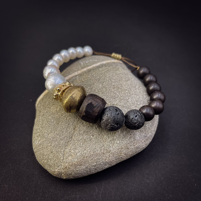 Bracelet perle de culture d&#039;eau douce blanches, ébène  et lave