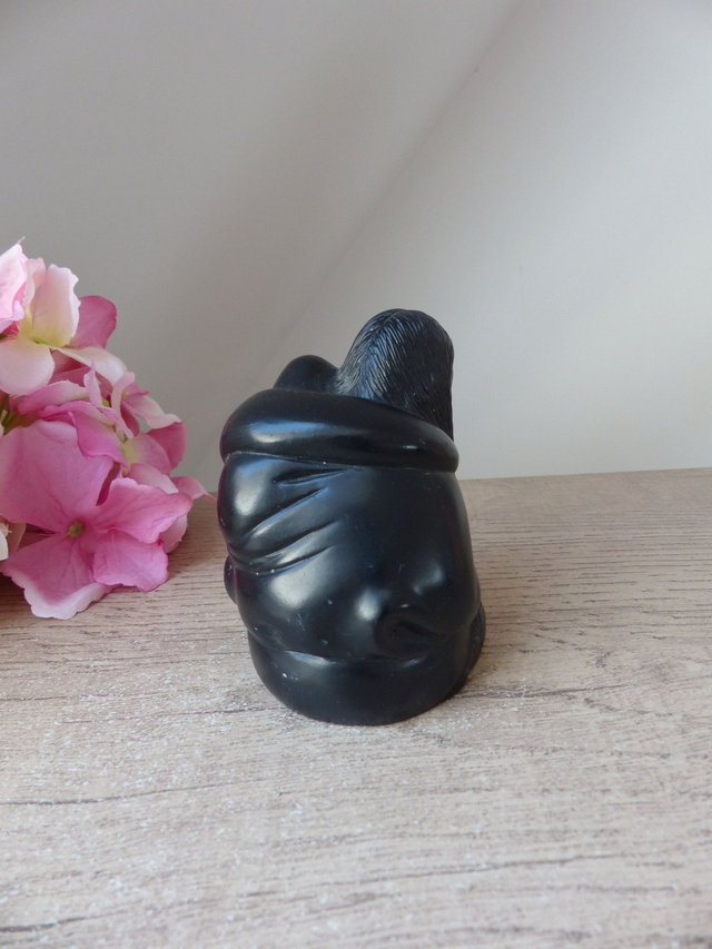 Sculpture Figurine Maman Esquimau et son Bébé, Figurine Mère et Enfant Inuit, Statuette Canadienne Arctique en résine noire, Boma canada