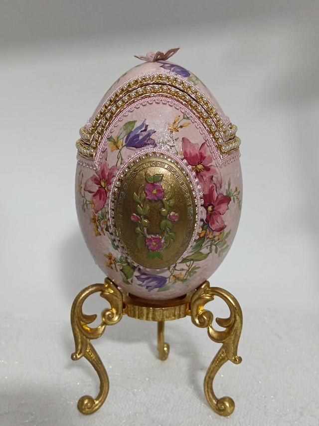 Flower jewellery box with locket for photos 