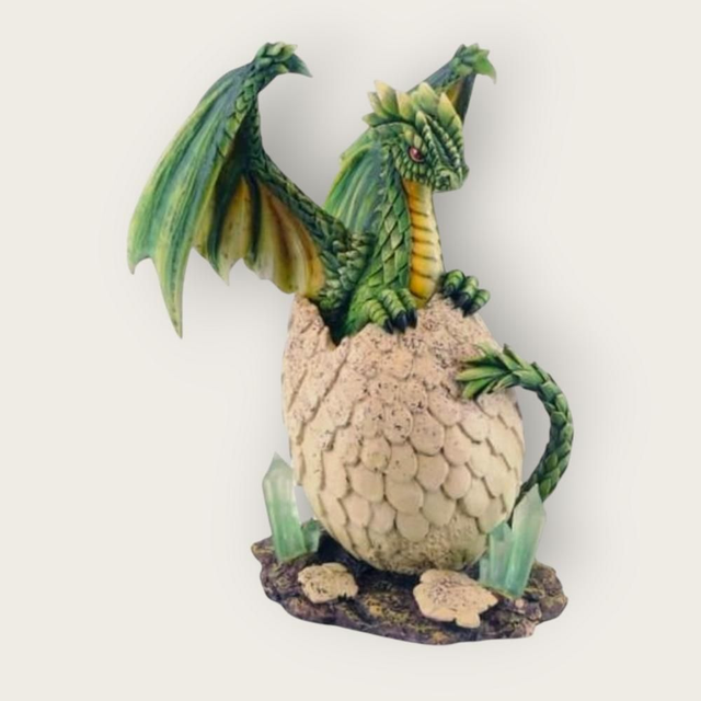 Dragon vert sortant de son œuf