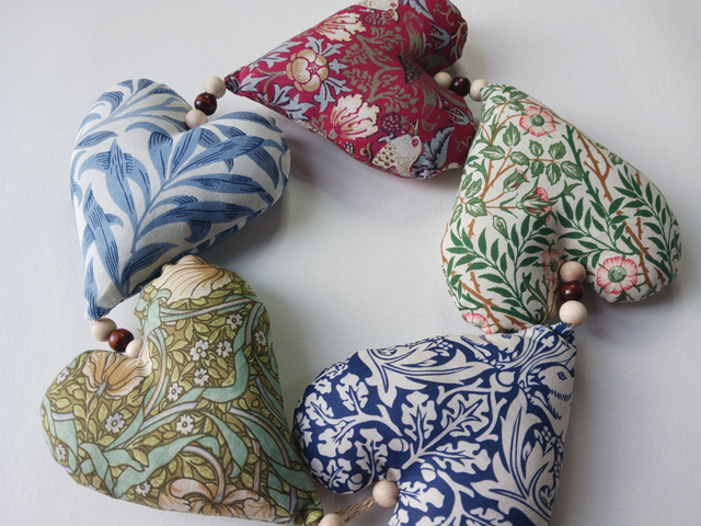 William Morris String of Hearts Hanging Garland Classic