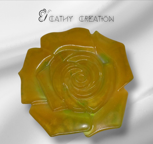 Sous verre ou tasse doré avec reflets verts