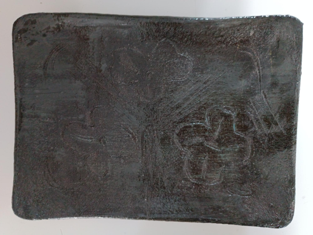 Plat noir scraffito décoration MM