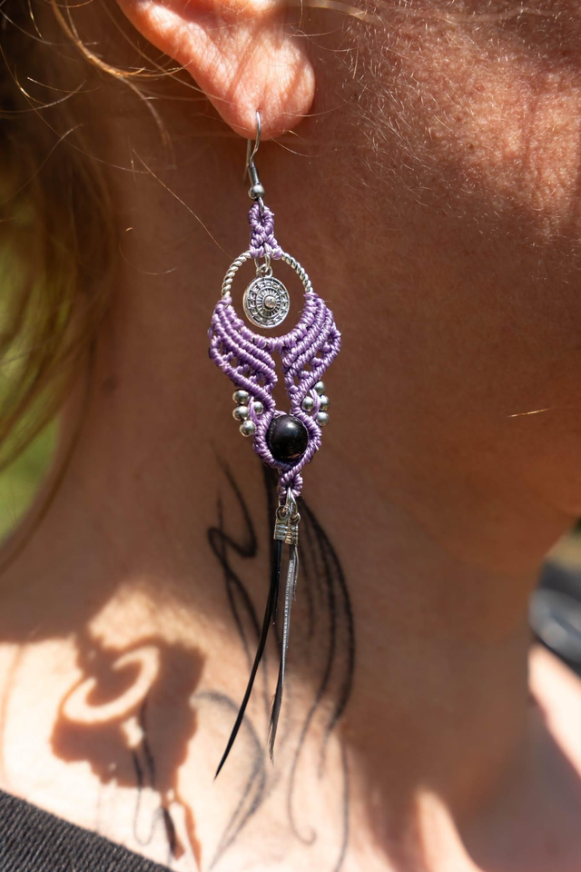 Boucles d&#039;oreilles en micro-macramé mauve et perles Obsidienne Noire