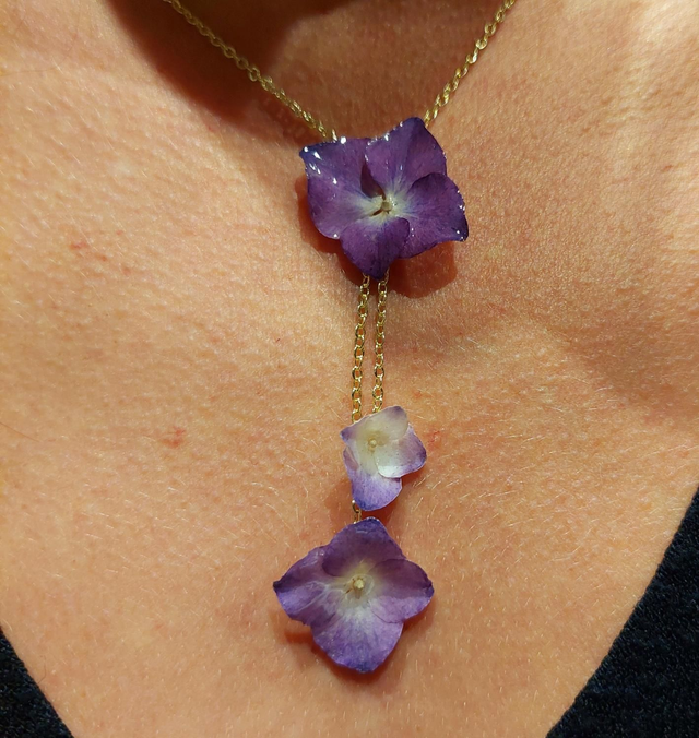 Collier Hortensias Doré – Bijou floral fait main en résine brillante