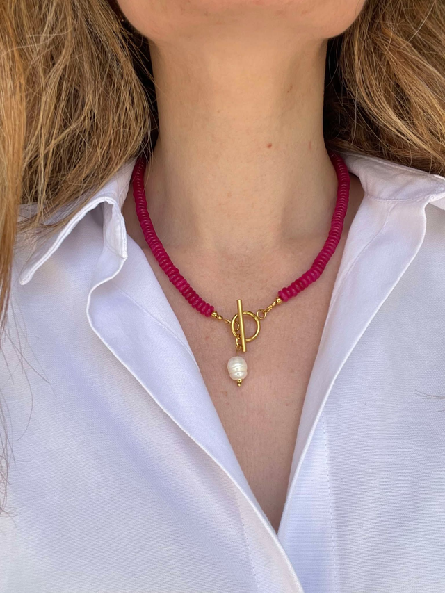 Corine collier en pierres naturelles fushia