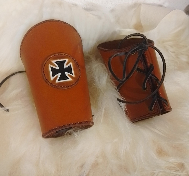 Manchettes en cuir fauve avec croix de malte