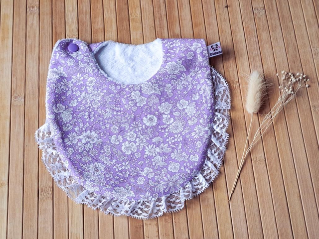 Bavoir en dentelle et coton