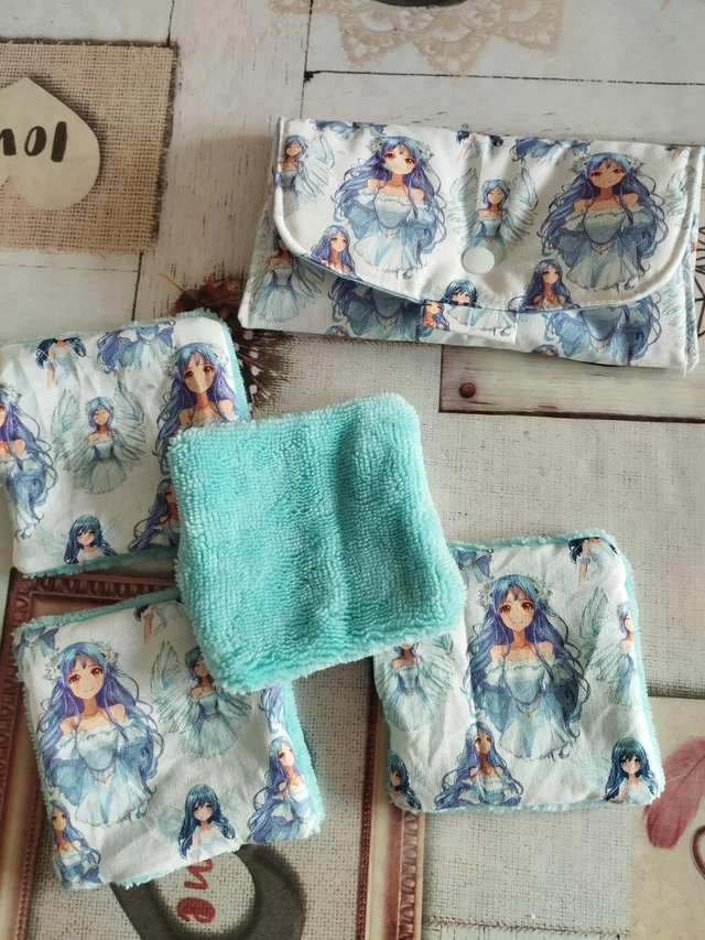 TROUSSE PANIERE AVEC 4 LINGETTES 