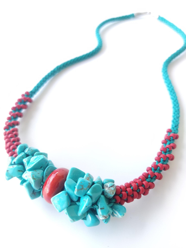 Collar azul turquesa y rojo