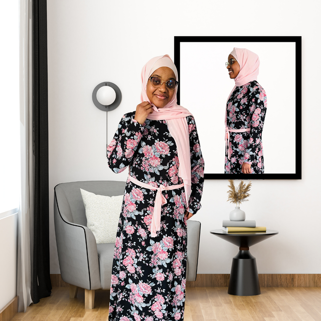 Robe longue noire à motifs floraux roses et blancs + un hijab rose clair