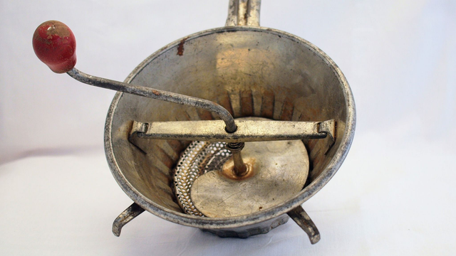 Made in France | Groentezeef Oude Franse verzinkt metalen keukenhulp met draaimechaniek | Vintage