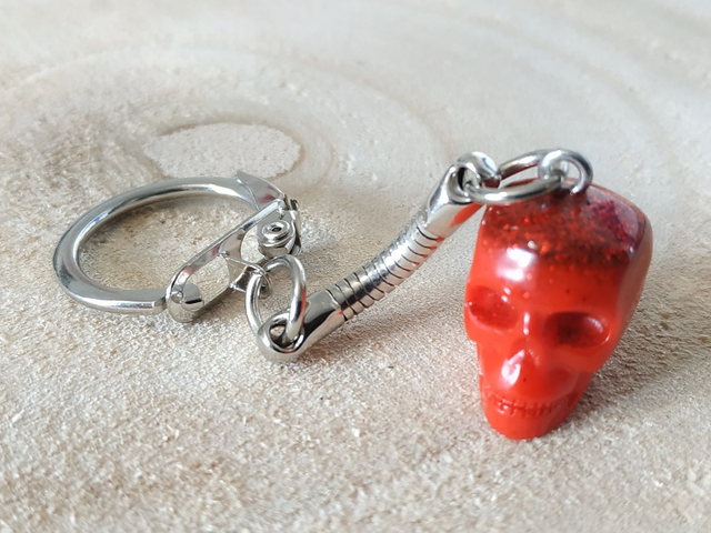 Porte-clés tête de mort rouge