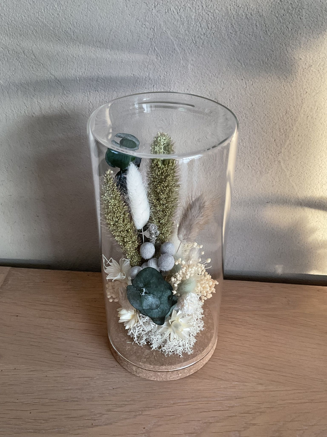 Composition florale sous cloche