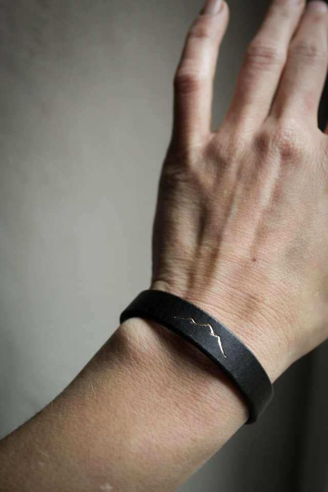 &quot;ORION&quot; gravure dorée - bracelet en cuir minimaliste en cuir tannage végétal - couleur noir