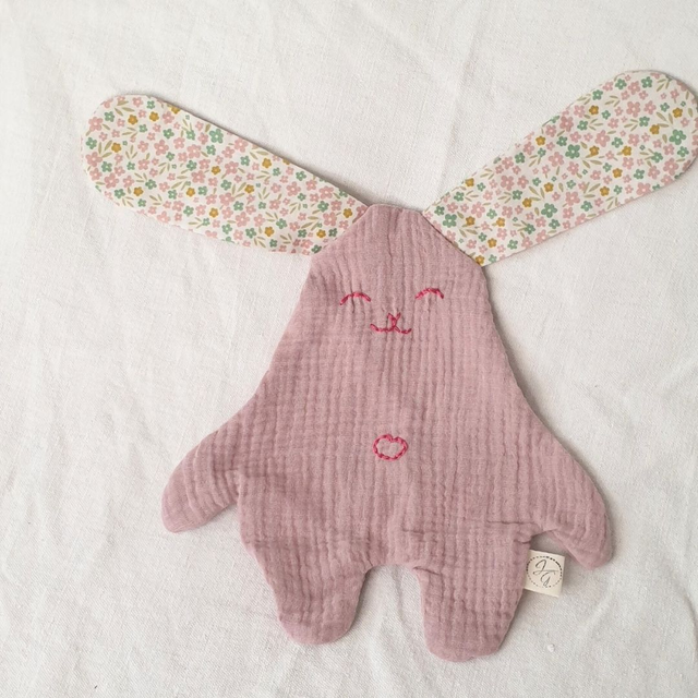 Clara - Le Doudou Plat rose et petites fleurs