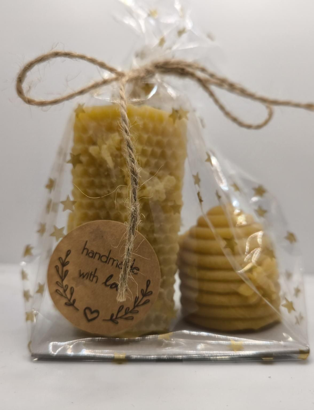 Bienenwabenkerze mit Bienenkorb