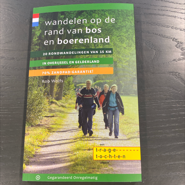 Wandelen op rand van bos en boerenland