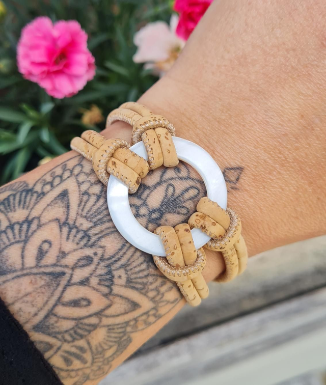 Bracelet "Ava" en cordon de liège et rondelle de nacre blanche