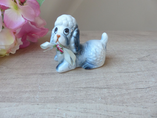 Figurine Caniche Romantique en Céramique Bleue – Petit Chien Vintage Années 70 – Statuette Mignonne avec Ruban Fleuri – Cadeau ou Collection