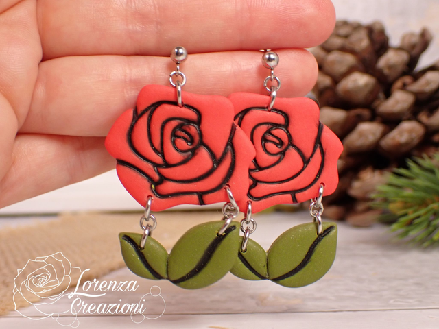 Orecchini pendenti floreali con fiore rosa rossa e foglie tg L