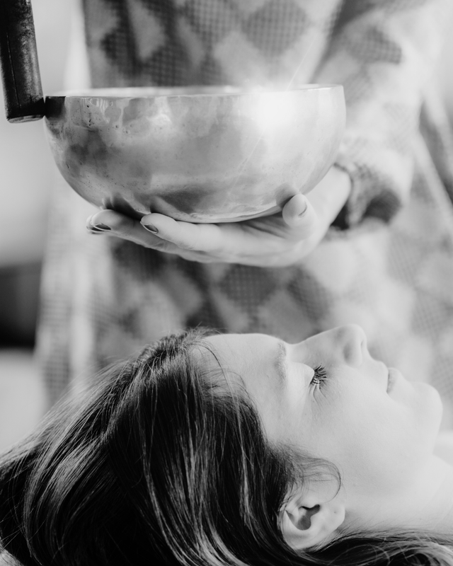 3.3 - "Rituel Postnatal Energisant" : massage corps complet, soin énergétique (diapason, bol Tibétain) & resserrages : séance 1h45 (soin 1h30)