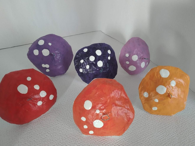 SIX CHAMPIGNONS POUR ORNEMENT, fait main en papier mâché, décoration original pour Noël, cadeau unique, 10 cm de haut