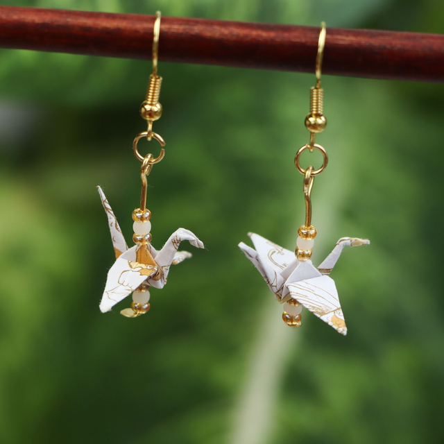 Auffällige Origami Ohrringe mit gefaltetem Kranich, mit hypoallergenem goldfarbenem Ohrhänger aus ionenbeschichtetem Edelstahl, golden-weiß