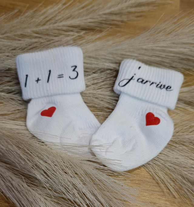 Chaussettes d&#039;annonce de grossesse pour bébé  thème j&#039;arrive en 2026