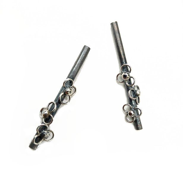 Bloemen oorstekers zilver