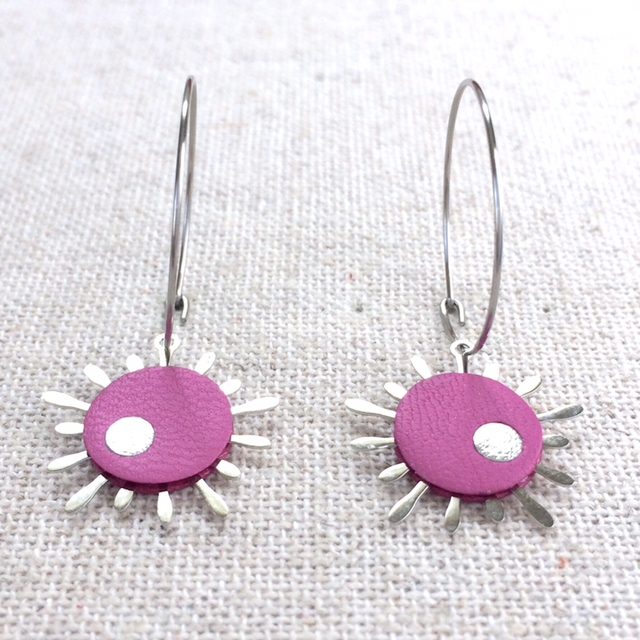 Boucles d’oreilles « Unisson » argentées, cuir rose bonbon