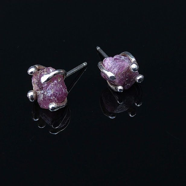 Oorstekers ruwe robijn