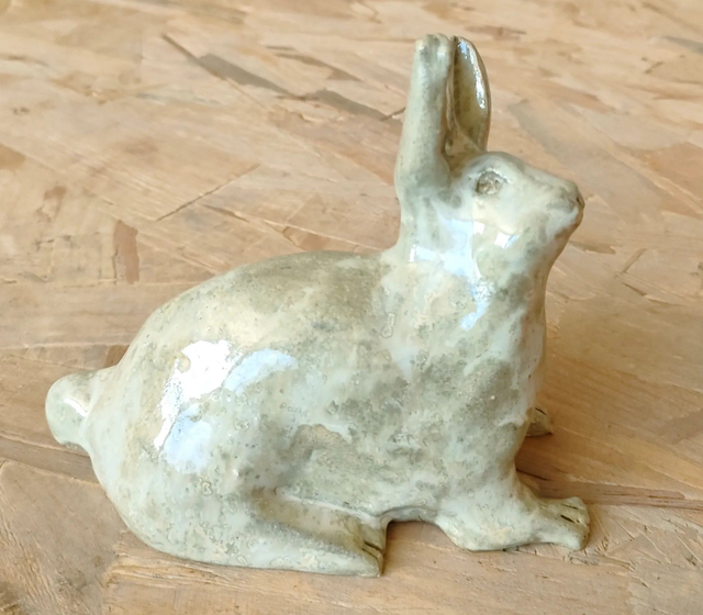 Lapin immobile – sculpture en céramique artisanale, figurine décorative en grès, pièce unique fait main