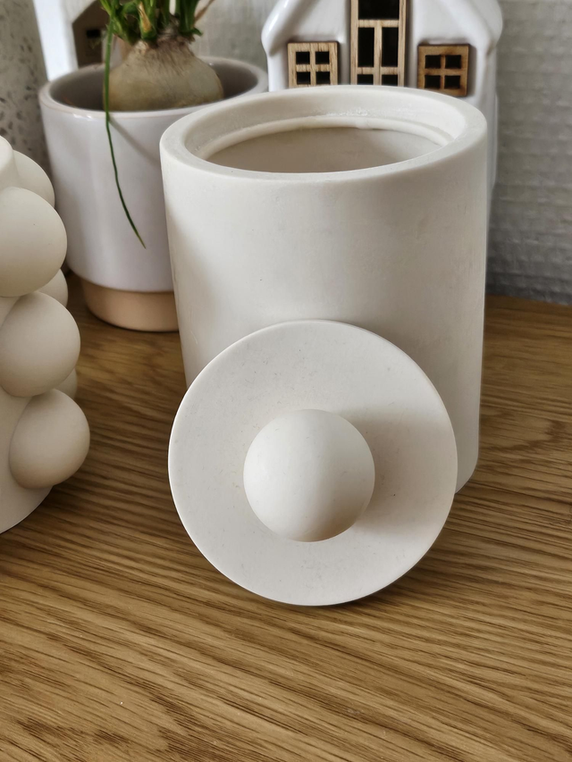 Pot minimaliste et couvercle 