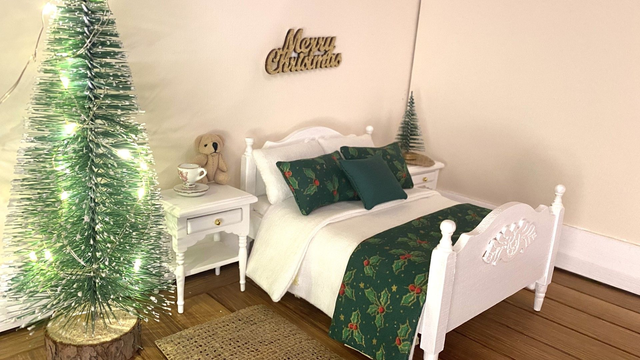 1:12 Christmas Miniature Bed Set - Green Holly 