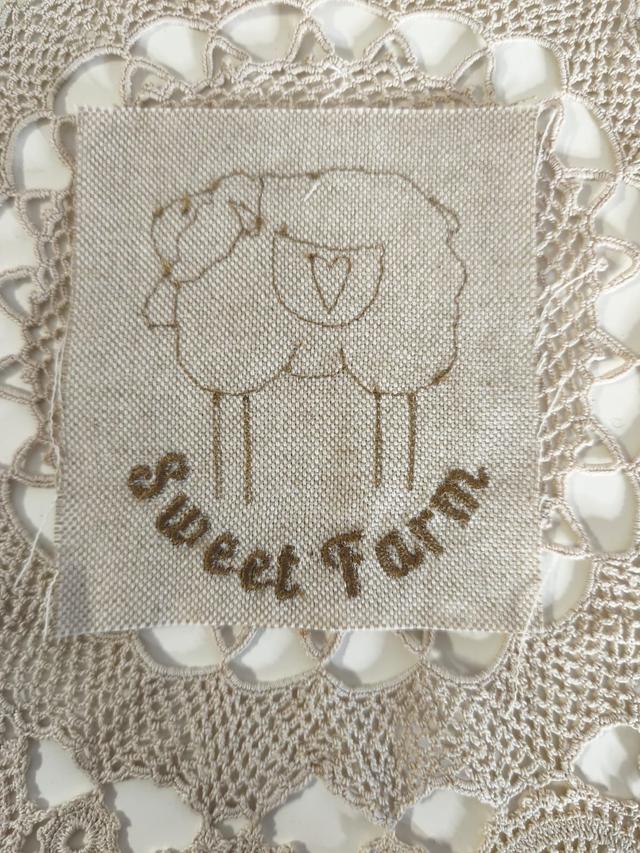 Etiqueta bordada sweet farm ovelha 