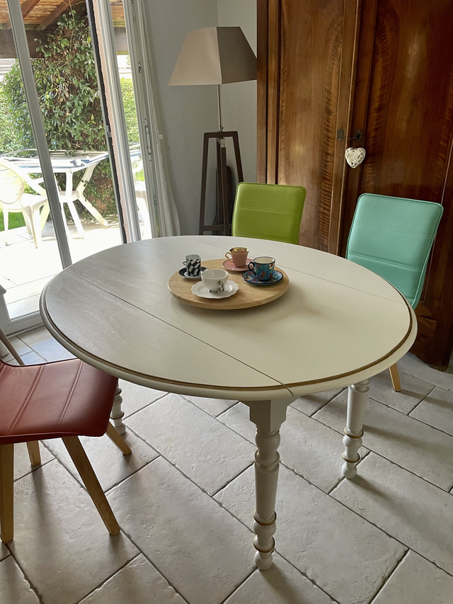Relooking d&#039;une table ronde en bois