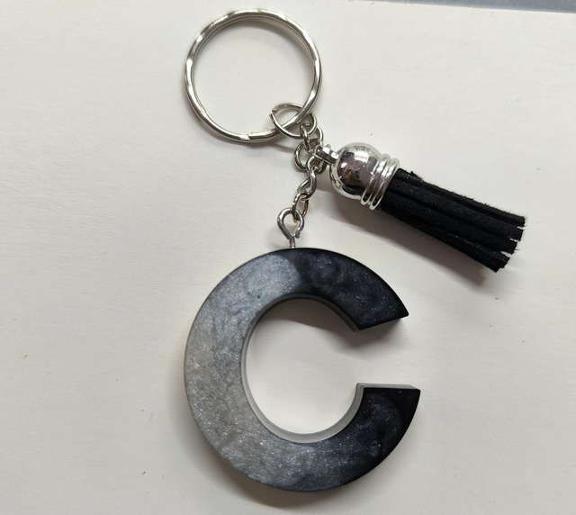 Porte clés initiale "C" noir et blanc nacré 