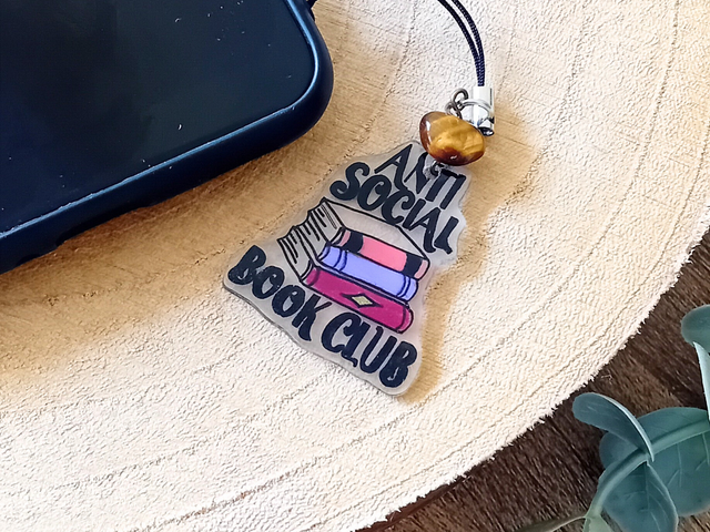 Bijou de Téléphone – &quot;Anti Social Book Club&quot; | Livres Colorés en Rose et Violet &amp; Œil de Tigre | Fabrication Artisanale