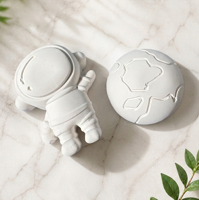 Astronaut &amp; Earth Painting Kit