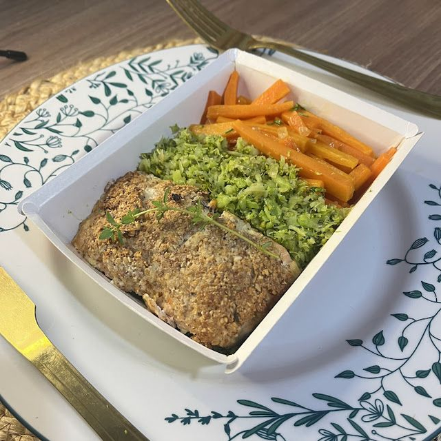 Filé de Salmão c/ crosta de amêndoas + Arroz de brócolis + Cenoura a Julienne - 270g