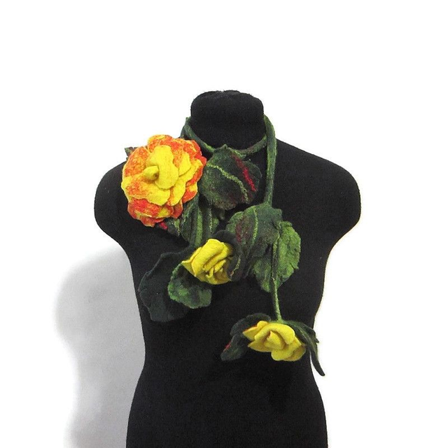 Collana infeltrita lana merino rosa giallo spilla feltro Collana fatto a mano regali unici collana boho