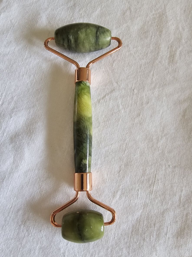 masseur facial en jade 