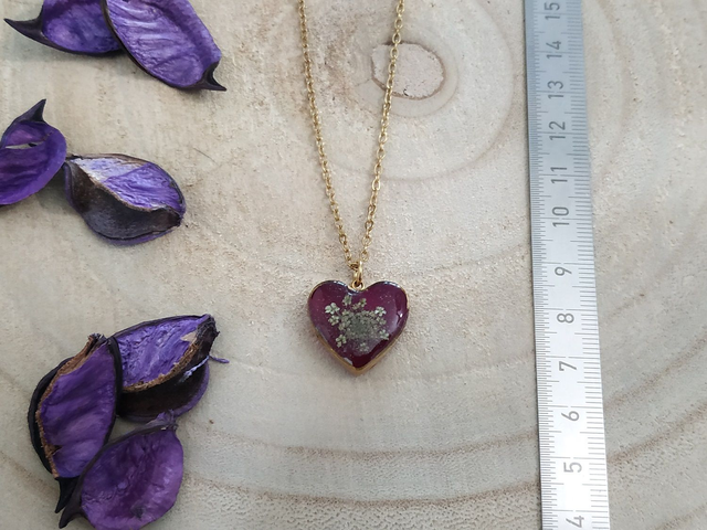 Collier doré au cœur rouge fleuri