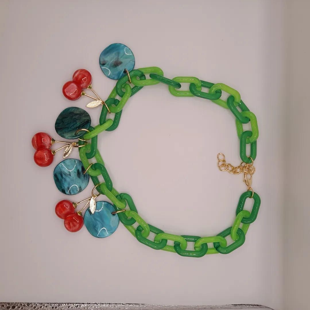 collar acrílico cerezas