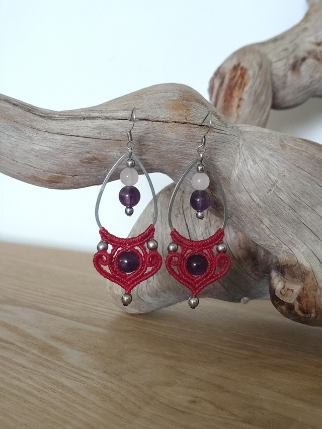Boucles d'oreilles goutte en macramé et pierres fines