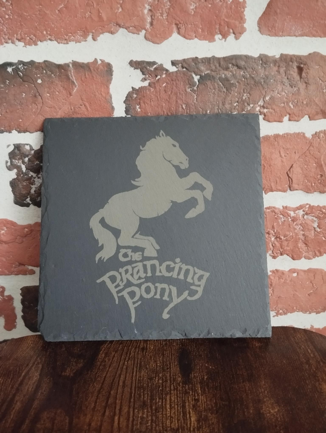 ✨ Dessous de plat en ardoise 20x20 cm – Motif "Poney Fringuant" (Le Seigneur des Anneaux) ✨