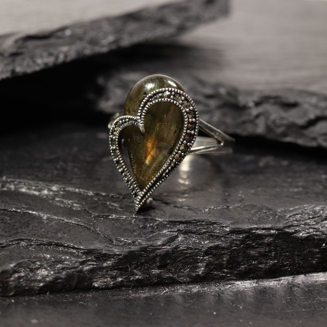 Vintage Sterling Silver 925 Heart Art Deco Style Pear Cabochon Cut Blue Brown Shimmering Labradorite Marcasite Gemstone Ring Size P - 7 1/2