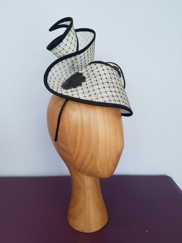 Modèle "Carla" Mouvement sisal et voilette noire